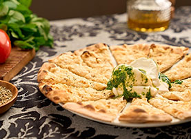 Pizzas: Pizza Cerejinha - Molho de tomate, base de mozzarella, mozzarella de búfala e tomates cereja marinados