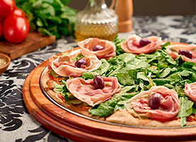 Pizzas: Selvagem - Mozzarella de búfala, linguiça de javali e alho poró